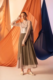 「AULA AILA」の服を着た女性のモデル